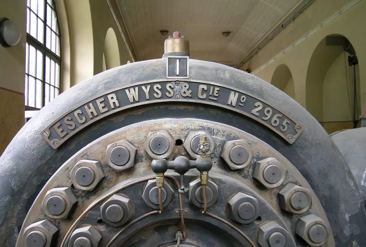 Gusseiserner Maschinendeckel mit dem Firmenschild Escher Wyss & Cie No 2965 in einer historischen Maschinenhalle